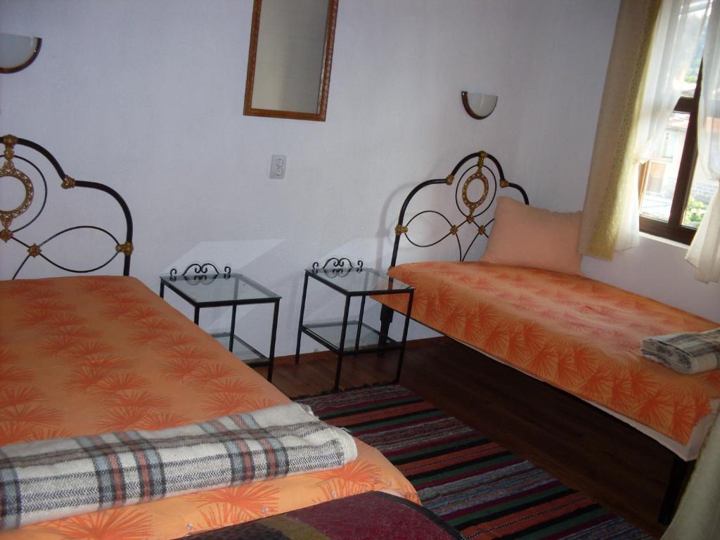 Tsutsovi House Hotell Kalofer Rum bild